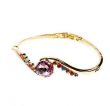 Золотой браслет, украшенный разноцветными кристаллами