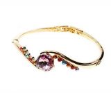 Золотой браслет, украшенный разноцветными кристаллами