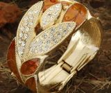 Браслет с гравировкой в виде золотых и коричневых листьев, украшенных кристаллами