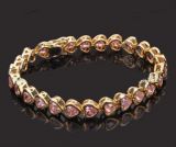 Женский браслет в виде розовых сердечек с золотым обрамлением