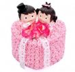 Свадебное украшение в виде игрушечной пары и коробки с розовыми сердечками