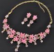 Ожерелье и серьги с розовыми кристаллами и декоративными цветками